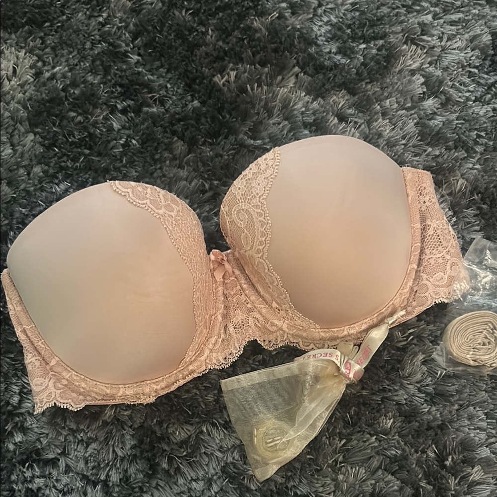 Elegant Lace Strapless Bra in Nude